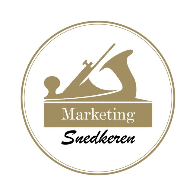 Gyldent rundt logo for Marketingsnedkeren med en gylden høvl designet af marketing freelance og freelance marketingkonsulent Marketingsnedkeren