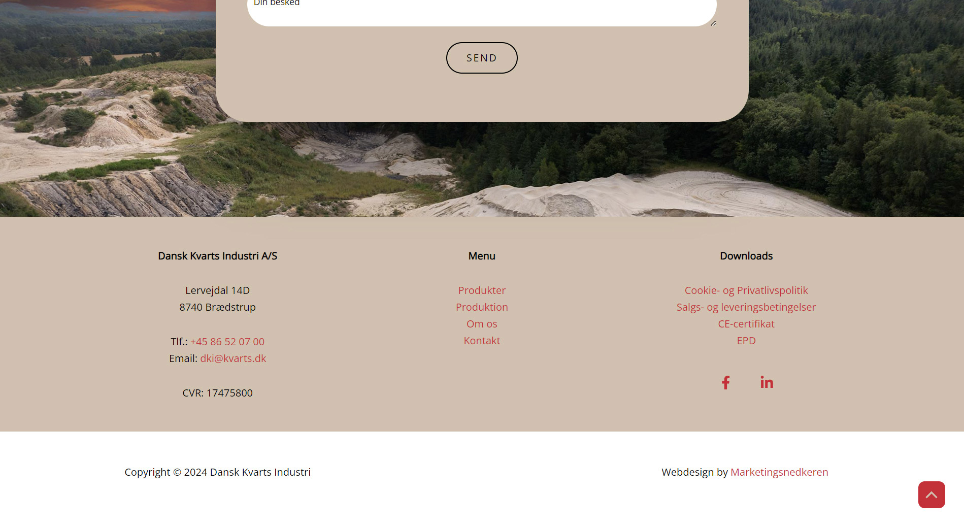 Footer med sort og rød tekst på sandfarvet baggrund på Dansk Kvarts Industri webside af designet af freelance marketingkonsulent og webdesigner Marketingsnedkeren