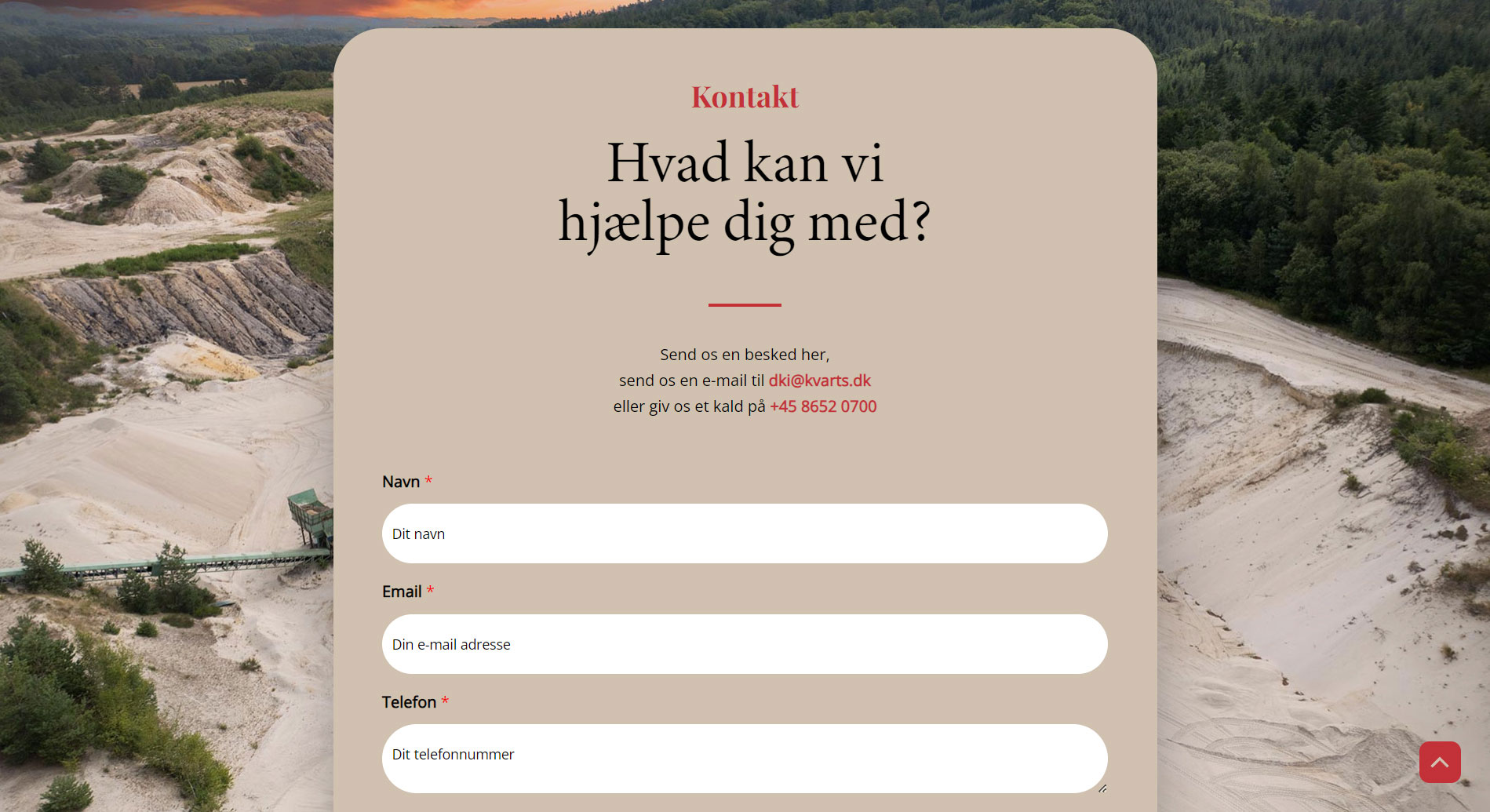 Kontaktformular på baggrund af sandgrav på Dansk Kvarts Industri webside af designet af freelance marketingkonsulent og webdesigner Marketingsnedkeren
