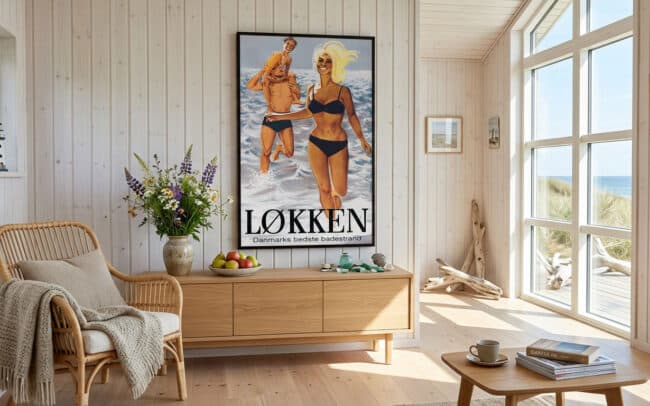 Ai foto af sommerhus med Løkken plakat tegnet af Ole Thorsdal i 1960'erne genereret af grafisk designer og freelance marketing konsulent Marketingsnedkeren