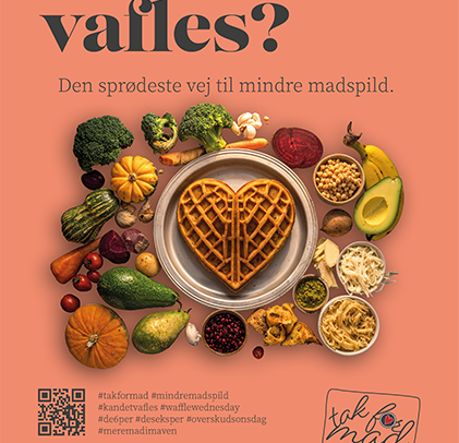Plakat til 'tak' for mad'-kampagnen med en hjerteformet vaffel på en tallerken omgivet af forskellige grøntsager designet af grafisk designer og freelance marketing konsulent Marketingsnedkeren