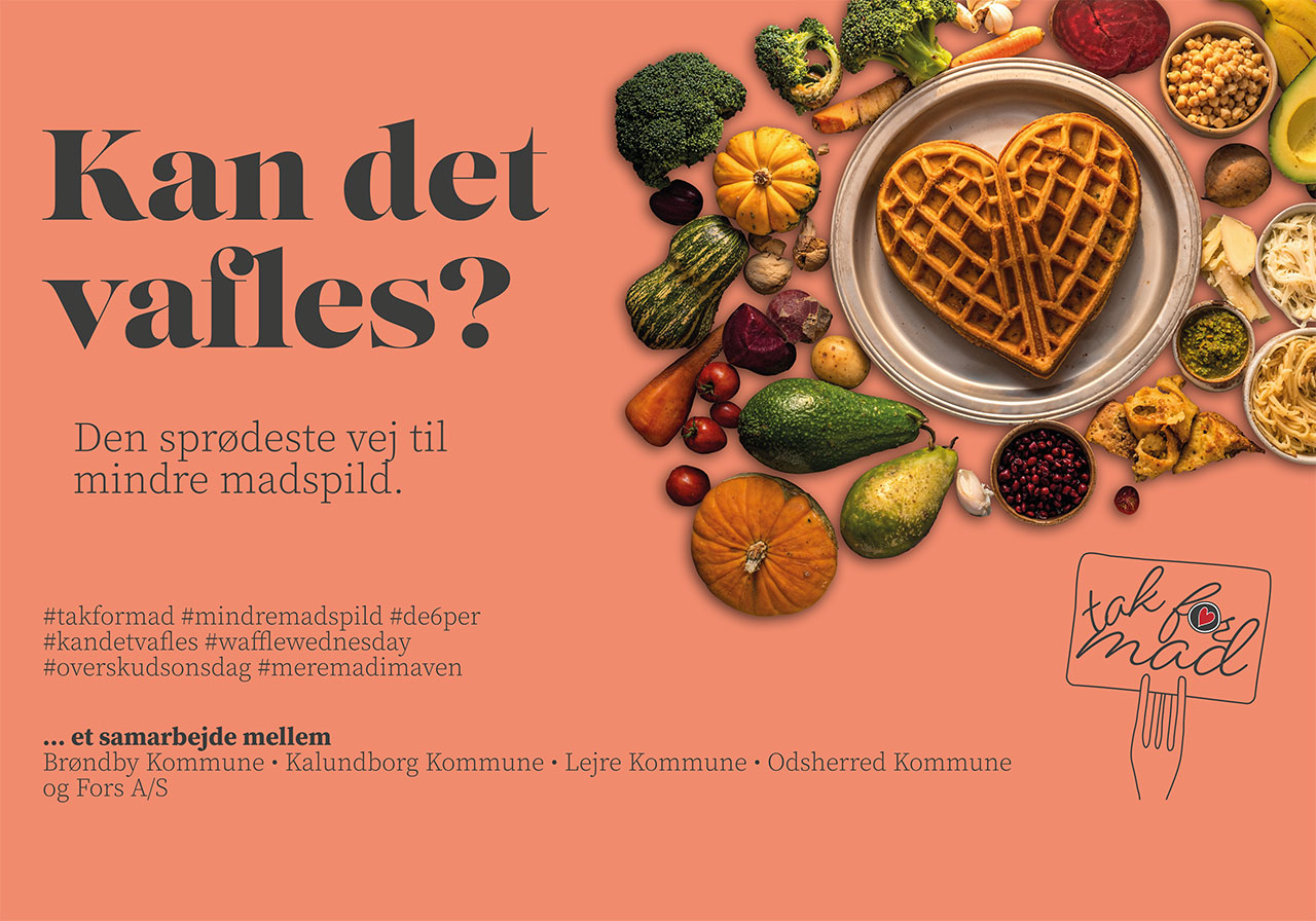 Plakat til renovationsbil til 'tak' for mad'-kampagnen med en hjerteformet vaffel på en tallerken omgivet af forskellige grøntsager designet af grafisk designer og freelance marketing konsulent Marketingsnedkeren