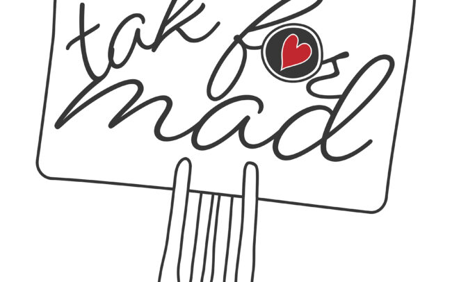 Logo til 'tak' for mad'-kampagnen med en gaffel der holder et hvidt skilt med teksten 'tak for mad' hvor o'et er en sort tallerken med et rødt hjerte designet af grafisk designer og freelance marketing konsulent Marketingsnedkeren