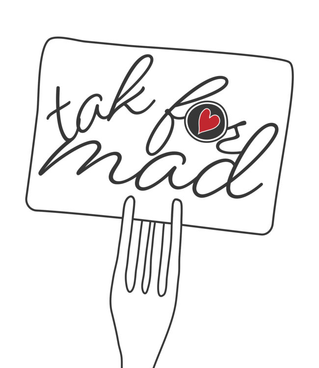 Logo til 'tak' for mad'-kampagnen med en gaffel der holder et hvidt skilt med teksten 'tak for mad' hvor o'et er en sort tallerken med et rødt hjerte designet af grafisk designer og freelance marketing konsulent Marketingsnedkeren